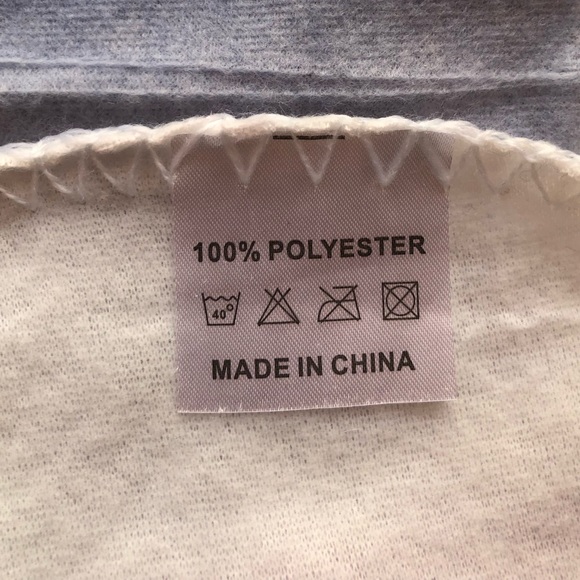 Fleece throw in scene of mama polar bear, 2 adorable cubs, lightweight but warm - Picture 7 of 9